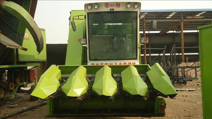 自走式玉米收割機